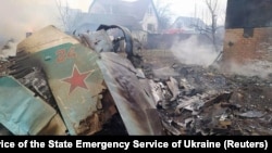 Залишки російського бойового літака у житловому районі Чернігова, 5 березня 2022 року