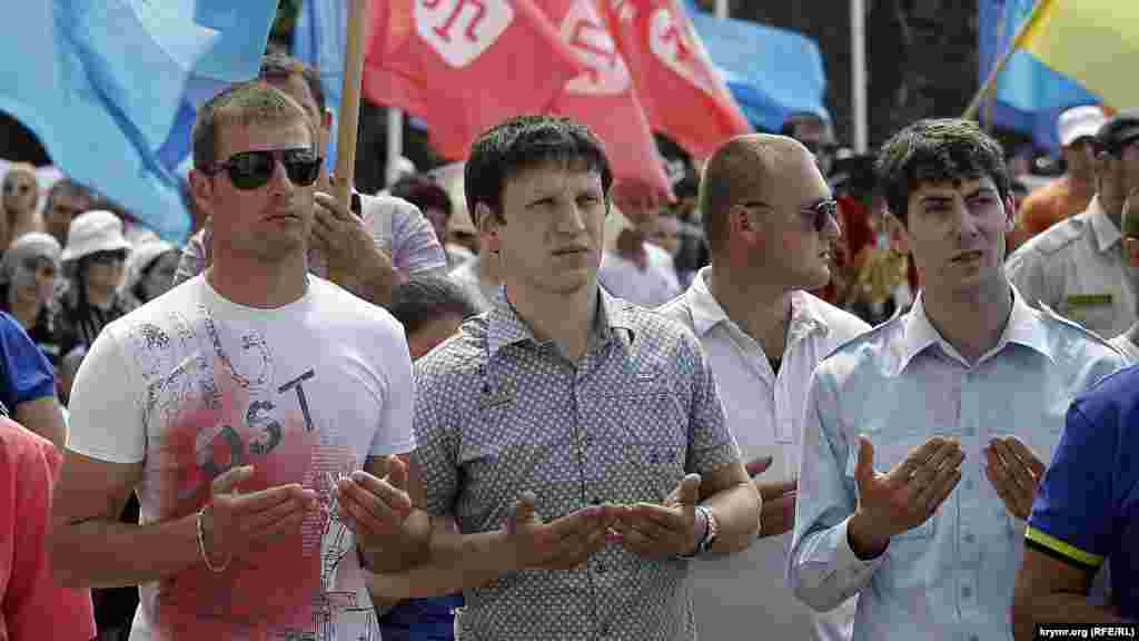 2012 senesi. Aqmescitte meydanda dua