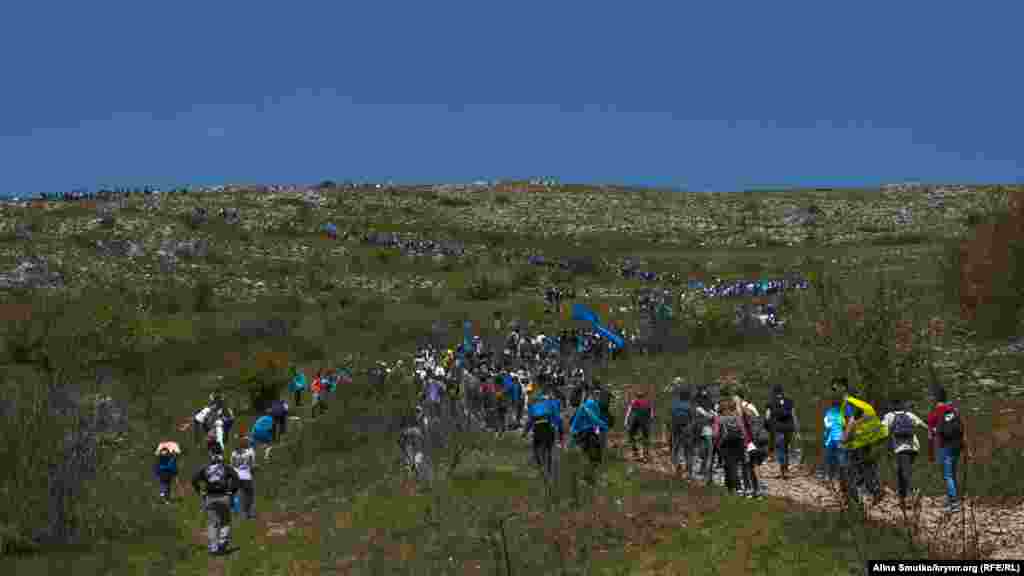 2017 senesi mayıs ayı. Altın tamğalı bayraqlar sürgünlik qurbanlarını añma künü arfesinde Çatırdağ seferinde