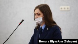 Дзяржаўны абвінаваўца Аліна Касьянчык падчас працэсу над журналісткамі «Белсату» Кацярынай Андрэевай і Дар'яй Чульцовай