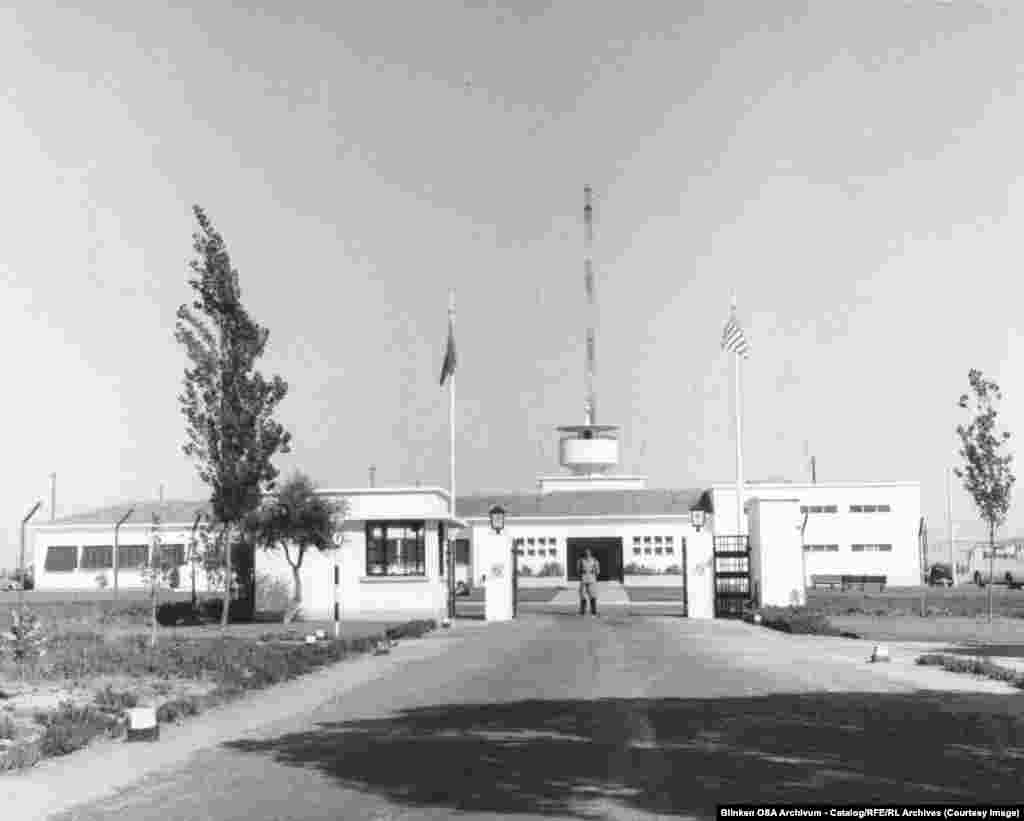 Основная передающая станция Радио Свободная Европа недалеко от Лиссабона, Португалия.РСЕ и Радио Свобода использовали мощные коротковолновые передатчики в Германии, Испании и Португалии, которые могли "отражать" сигналы от атмосферы, чтобы достигать стран в Восточной Европе и СССР. Радио Свобода управляло передающей станцией на Тайване, которая направляла передачи в самые дальние уголки Сибири.