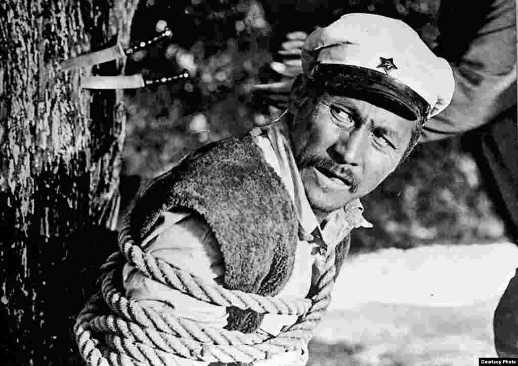 Актер 1939-жылы 9-ноябрда Кыргызстандын Чүй облусуна караштуу Аламүдүн районунун Чоң-Таш айылында туулган. Узака созулган оорудан&nbsp;улам 1992-жылы Бишкекте каза болгон.&nbsp;