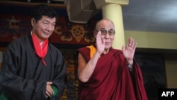 Қуғындағы Тибет үкіметінің басшысы Лобсанг Сангай  Далай-ламамен бірге. Көрнекі сурет