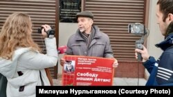 Лев Пономарев сәяси тоткыннарны яклау чарасында Ринат Нурлыгаяновка ирек таләп иткән шигар тоткан, Мәскәү, 4 ноябрь 2019