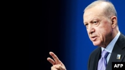 رجب طیب اردغان په هېګ کې خبري غونډې ته وینا کوي - د جون ۲۵مې انځور.