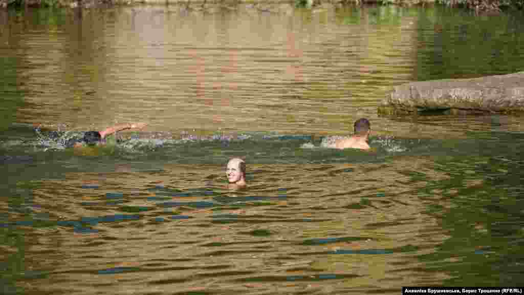 Некоторые воспринимают это буквально и купаются нагишом