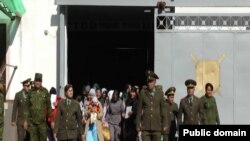 лаҳзаи озодшавии занон аз зиндони Норак. Акс аз "Ховар"