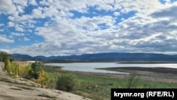 Тайганське водосховище в Білогірському районі, що продовжує міліти. 20 жовтня 2025 року
