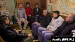 Кайбер татар мөхәррирләренең басымга дучар "Кырым" газеты редакциясендәге рәсми булмаган очрашуы