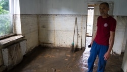 Rustem Murasov suv basuvına oğrağan evinde, 2021 senesi iyülniñ 6-sı