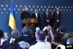 Очільник української делегації Рустем Умєров (ліворуч) виступає на пресконференції після прямих переговорів між українською та російською делегаціями у палаці Чираган у Стамбулі, 2 червня 2025 року