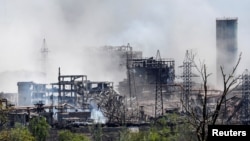 Маріуполь був оточений російськими військами ще в перші кілька діб широкомасштабного вторгнення Росії, яке розпочалося 24 лютого. Українські підрозділи чинять опір у приазовському місті вже третій місяць