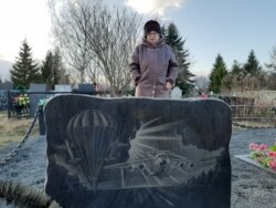 Татьяна Александровна на могиле сына