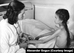 Из-за военных расходов жизнь была тяжёлой не только в СССР. На снимке 1949 года - детский санаторий в ГДР, где лечили детей, страдающих от истощения.