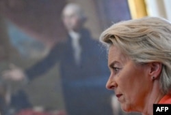 Президентка Єврокомісії Урсула фон дер Ляєн в Білому домі на тлі портрету Джорджа Вашингтона