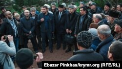 Qırımlı advokatlar (ortada) «Veciye Kaşka davasınıñ» mabüsleri ev apsine avuştırılğan mahkeme oturışuvından soñ, 2019 senesi yanvarniñ 24-ü