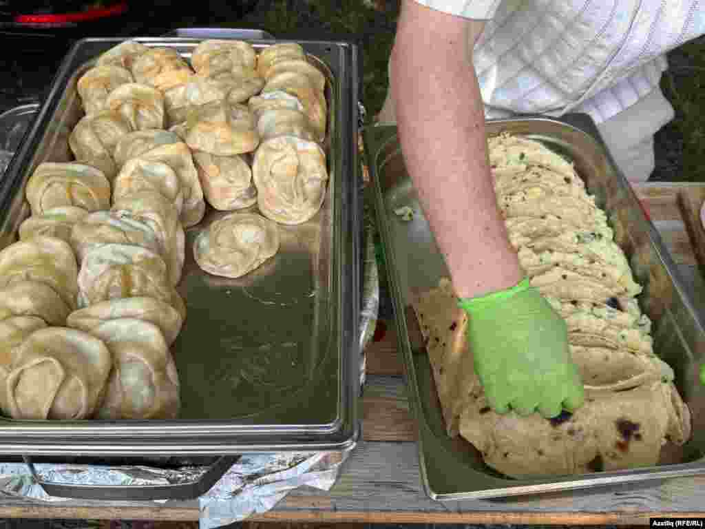 Килгән кунаклар кыстыбый, мантый белән сыйланды