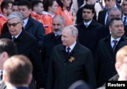 Президент России Владимир Путин (в центре), президент Казахстана Касым-Жомарт Токаев (крайний слева), президент Кыргызстана Садыр Жапаров и премьер-министр Армении Никол Пашинян на военном параде в День Победы, Москва, 9 мая 2023 года