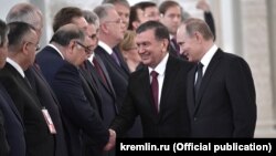 Алишер Усмонов (чапдан тўртинчи) Ўзбекистон президенти Шавкат Мирзиёев ва Россия президенти Владимир Путин билан, 5 апрель, 2017 йил, Россия.
