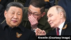 Президент Китаю Сі Цзіньпін (л) і очільник РФ Володимир Путін (п) на параді у Москві 9 травня 2025 року