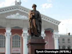 Жусуп Баласагындын айкели. Бишкек ш. 14.5.2015.