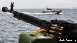 Води поблизу анексованого Криму Росія вважає своїми внутрішніми водами, що призводить до інцидентів