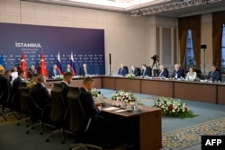 Делегації України (ліворуч), Росії (праворуч) та Туреччини (в центрі) беруть участь у третьому раунді переговорів між Росією та Україною в Стамбулі 23 липня 2025 року