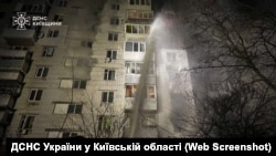 Гасіння пожежі у будинку, куди влучив російський дрон-камікадзе. Початок доби 30 листопада 2025 року
