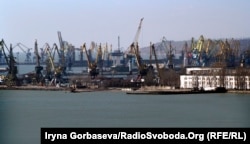 Вид на судноремонтний завод і морський порт в Маріуполі, 2017 рік