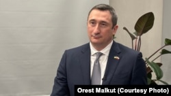 Антикорупційні органи не називають імені посадовця, але обставини вказують на Олексія Чернишова. Він підозру наразі не коментував