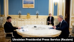 Украина президенті Владимир Зеленский және АҚШ қорғаныс министрі Дэниел Дрисколл, Киев, 20 қараша 2025 жыл.