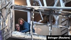 În afara capitalei, rușii au lovit în ultimele zile, de exemplu, orașul Zaporijia, distrugând și un bloc de apartamente. 