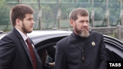Глава Чечни Рамзан Кадыров (справа) и его сын Адам