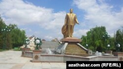 Памятник бывшему президенту Туркменистана С.Ниязову, Ашхабад, 2014.