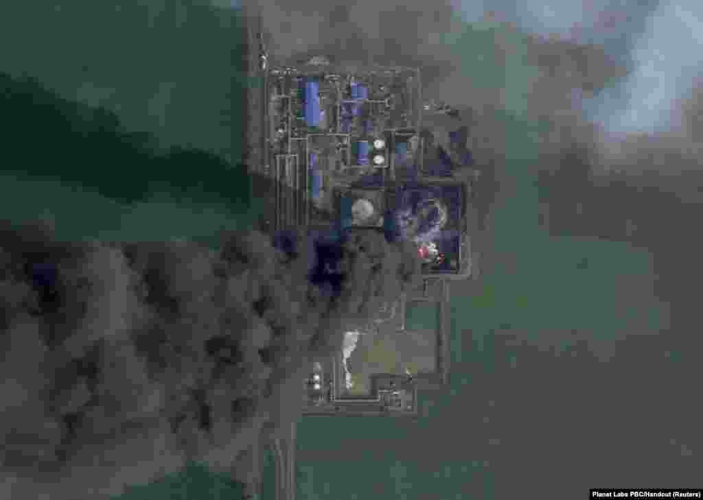 Нафтабаза ў станіцы Каўкаская Краснадарскага краю Расеі гарыць пасьля таго, як 19 сакавіка яе атакавалі бесьпілётнікі. Расейскія ўлады ўсклалі адказнасьць за напад на Ўкраіну.