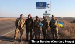 Тимур Баротов (у центрі, з кримськотатарським прапором у руках) брав участь у звільненні низки населених пунктів Луганської області від російської окупації