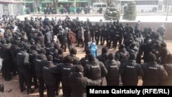 "Қазақстанның демократиялық партиясын" құруға ынталы топ мүшелері полиция құрсауында ("кеттлинг") тұр. Алматы, 28 ақпан 2021 жыл.