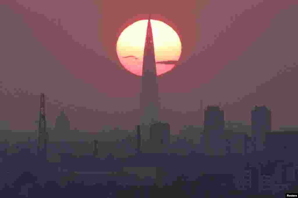 Солнце садится за бизнес-башней "Лахта центра", где находится штаб-квартира крупнейшего российского производителя газа "Газпром", Санкт-Петербург, Россия, 30 июля 2025 года