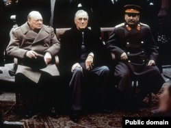 Ялта, Крым. В ходе работы Ялтинской конференции союзников, 1945 год. На фото (слева направо): премьер-министр Великобритании Уинстон Черчилль, президент США Франклин Рузвельт и советский вождь Иосиф Сталин