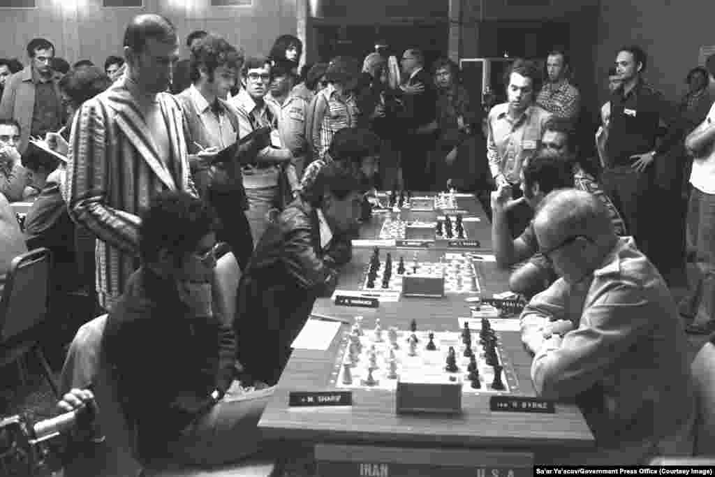 Збірна Ірану з шахів (ліворуч) грає зі збірною США під час Всесвітньої шахової олімпіади в Хайфі, Ізраїль, 1976 рік