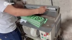 У таксистов в Душанбе автоинспекция изымает номера автомобилей и уничтожает их