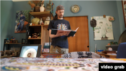 Кримськотатарський художник та кераміст Рустем Скибін у своїй майстерні, серпень 2025 року