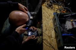 Український пілот керує FPV-дроном. Дніпропетровська область