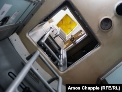 Сходи зі спальні командирів ведуть у командний центр підземної бази