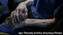 Українські захисники, яких повернули з неволі, називають пеклом перебування в російському полоні