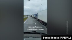 Казак-орус чек арасындагы оор жүк ташуучу унаалардын узун кезеги. 19-сентябрь, 2025-жыл.