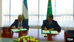 Türkmen DIM-niň başlygy Reşit Meredow özbek kärdeşi Abdulaziz Kamilow ylalaşyklara gol çekýär. 