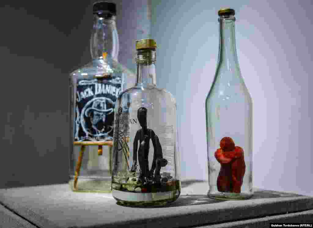 Скульптор Бакыт Мусаевдин эмгеги. Автор бул эмгеги менен коомдогу болуп жаткан окуяларды көрсөткүсү келген.&nbsp;