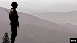 په شمالي وزیرستان کې یو پوځي له ډېورنډ کرښې سره پهره کوي - انځور له ارشیفه. 