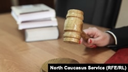 Судебный молоток, иллюстративное фото 